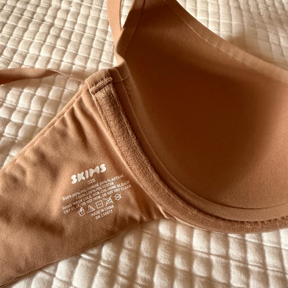 SKIMS Smooth Contour Bra in Tan - Picture 2 of 3